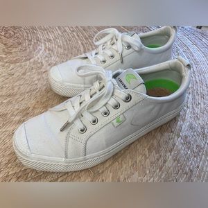 Cariuma OCA Low Canvas Off-White Sneaker - Women’s Size 9 - Gently Worn - No Box